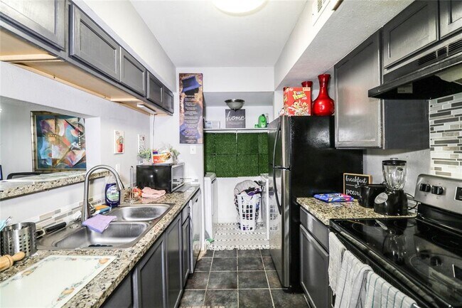 Primary Photo - 7200 W T C Jester Blvd