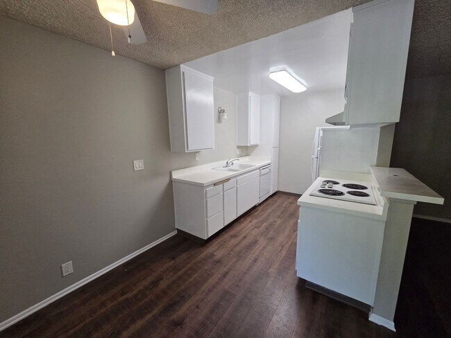 Building Photo - Spacious 1 Bedroom 1 Bath Upstairs Unit Apartment