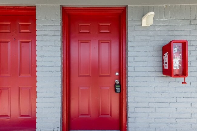 Building Photo - *HOUSING WELCOME / SECTION 8 ACCEPTED*- **Ask about our NO SECURITY DEPOSIT option!**