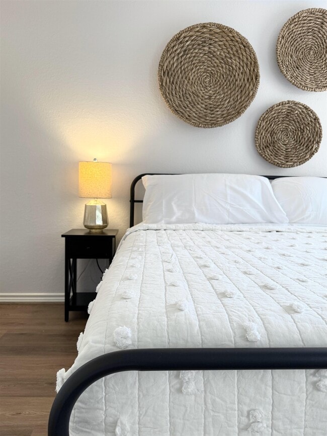 Building Photo - 307 Out Yonder