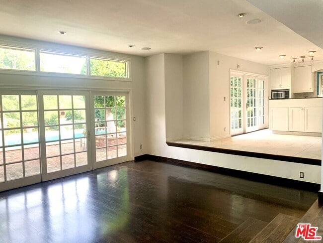 Building Photo - 10216 Cielo Dr