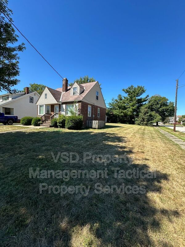 Building Photo - 906 E 232nd St