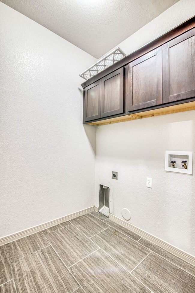 Building Photo - Beautiful 3 bed-2 baths with Casa Club/Gym...