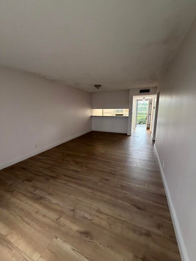 Building Photo - 8720 N Sherman Cir