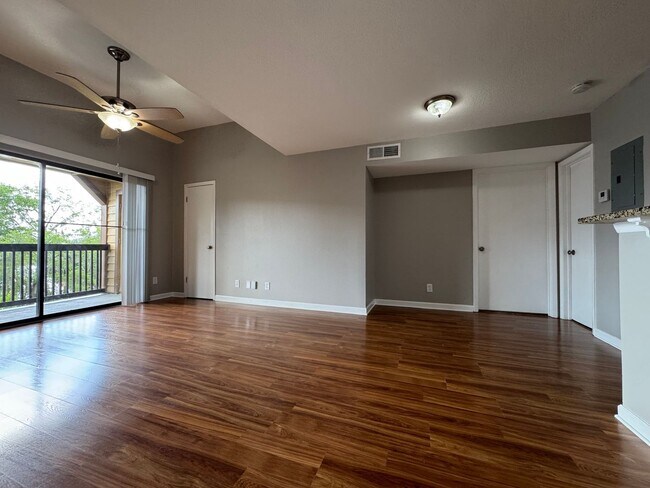 Building Photo - Altamonte Springs Top Floor Condo ~ Gated Waterfront Community ~ Must See!