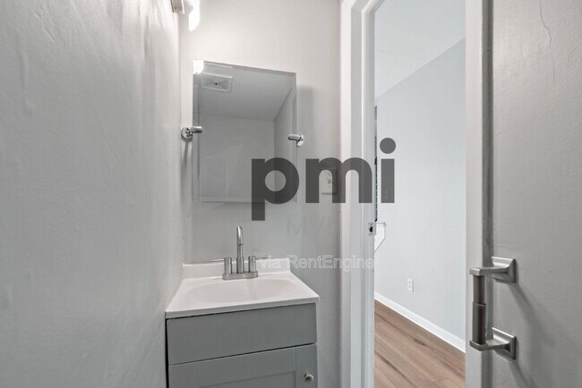 Building Photo - 3027 Rotunda Ct S
