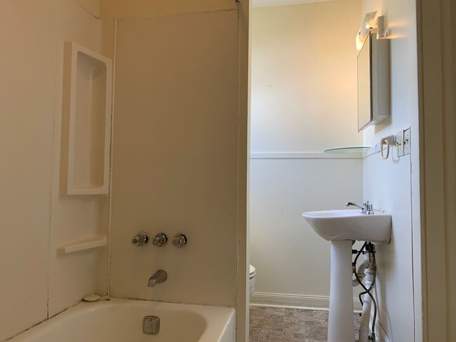Building Photo - 2 Bedroom House in South Park/Greenmont - Available 08/24/2026