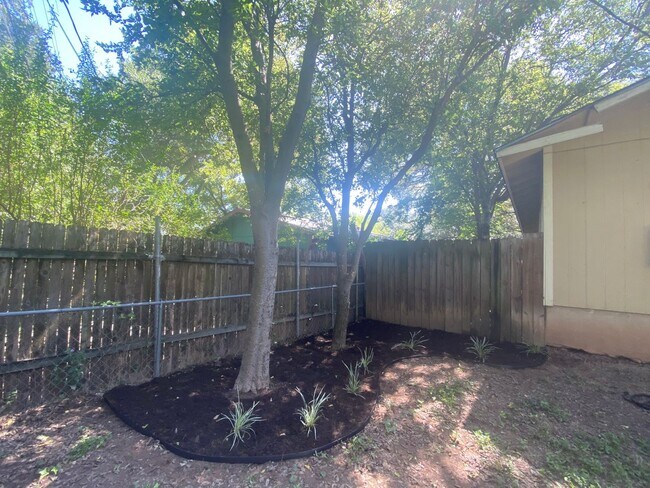 Building Photo - 3402 S Oak Dr