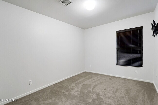 Building Photo - 4016 Camelot Heights Dr