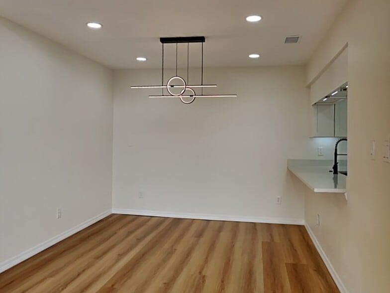 Building Photo - 739 Golden Sunshine Cir