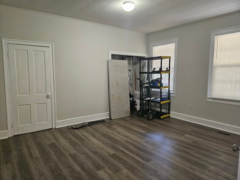 Building Photo - 108 E Main St