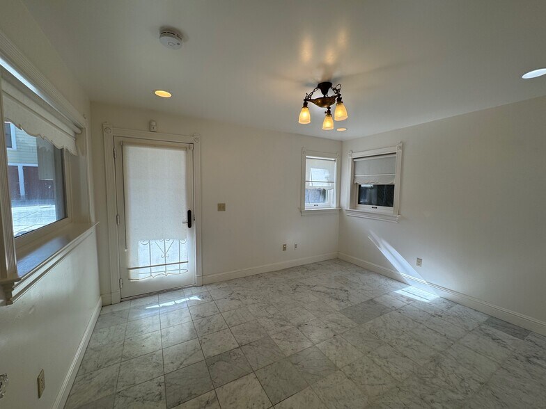 Building Photo - 2112 Santa Clara Ave