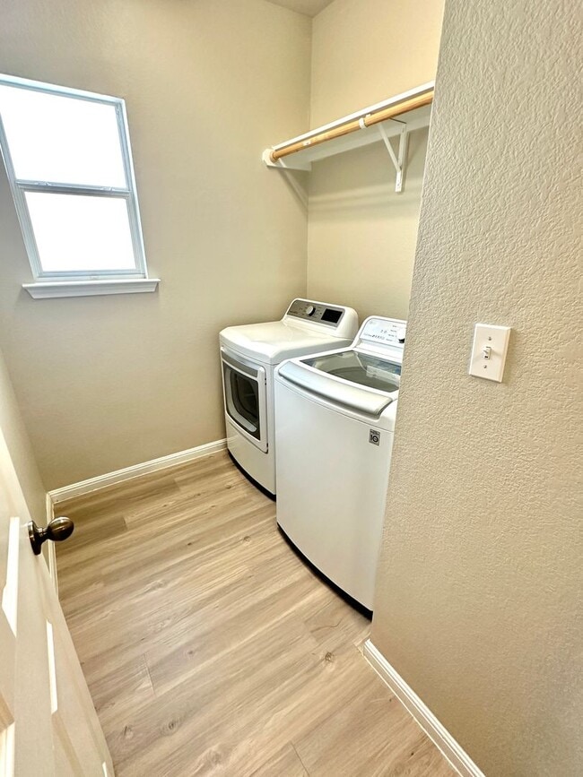Building Photo - Stunning 4-Bedroom Home in the Desirable S...