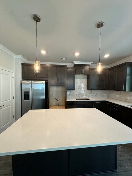 Building Photo - 850 Elderberry Ct