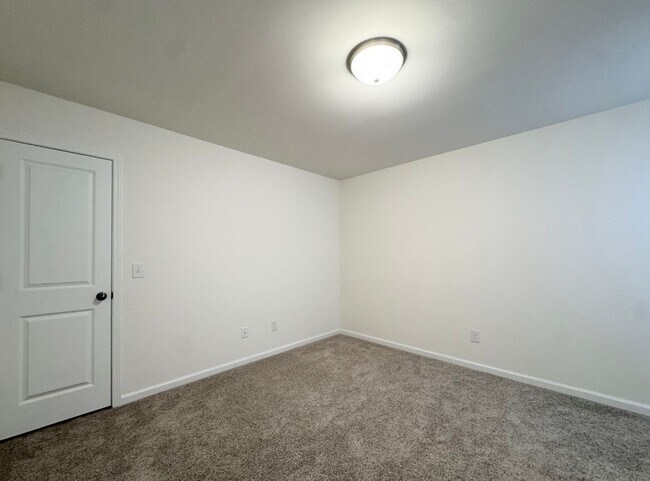 Building Photo - 612 Columbus Cir