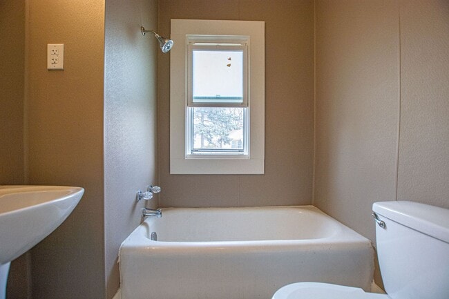 Building Photo - Cute 1 Bedroom / 1 Bath Home with Fenced i...