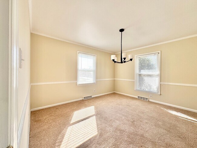 Building Photo - Spacious 3 Bedroom Home Convenient to New Garden