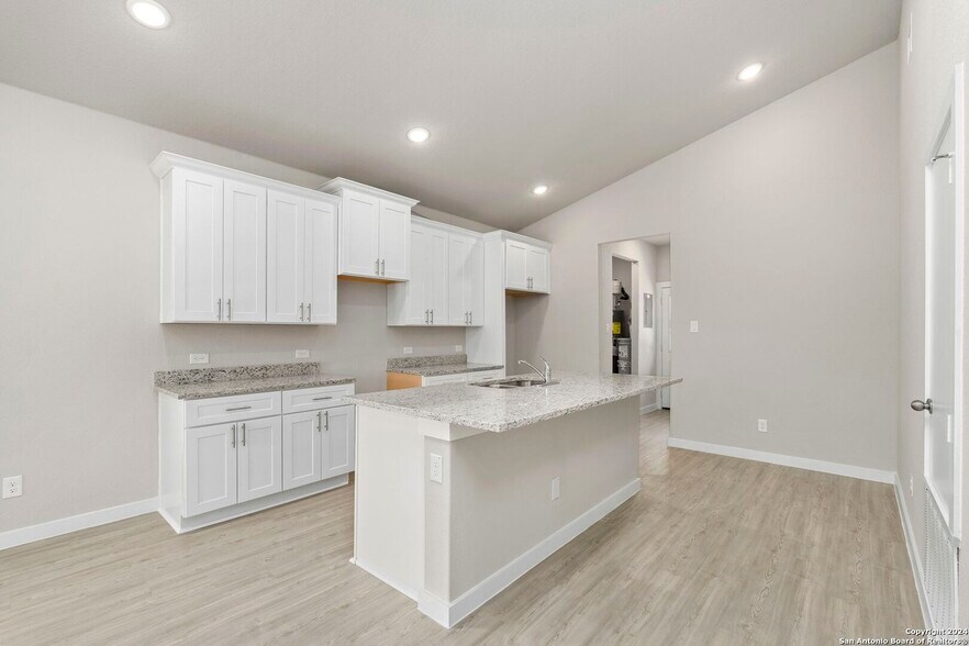 Building Photo - 510 Carol Crest St