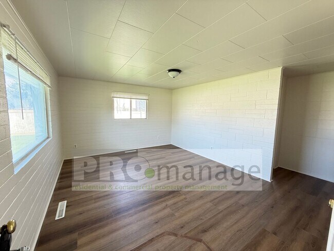 Building Photo - 629/637 Cambridge Dr.