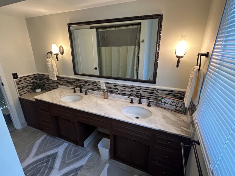 Building Photo - 5330 Hawthorne Dr