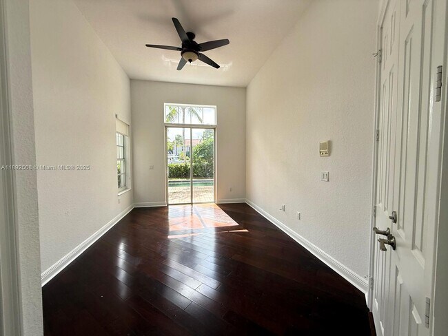 Building Photo - 996 Sanibel Dr