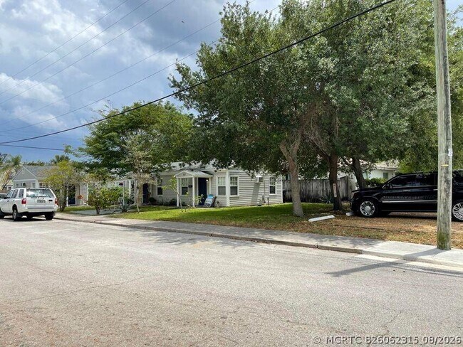 Building Photo - 715 8th Ave N