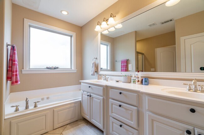 Building Photo - Furnished beautiful 4bd/2.5bth home located in the Clabber Creek Subdivision!! Open to various le...