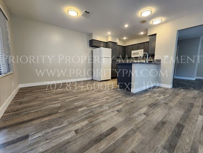 Building Photo - GORGEOUS~UPDATED~ 3 BEDROOM 2 BATH IN THE MATURE LAKES COMMUNITY