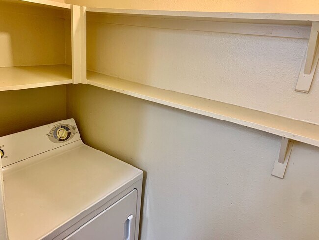 Building Photo - Amazing 1 bedroom, 1 bathroom Condo in Montevista!