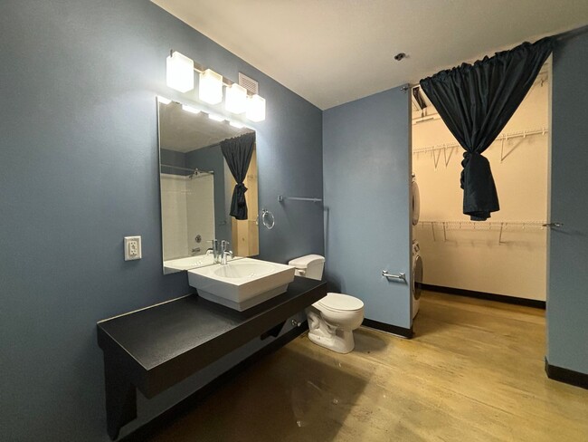 Building Photo - Spectacular Spacious Studio Condo in Downt...