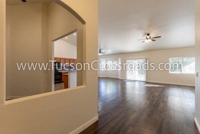 Building Photo - 4 Bedroom / 2 Bathroom Home