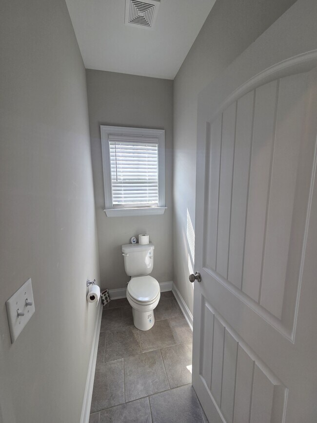 Building Photo - 2105 Thornbury Cove