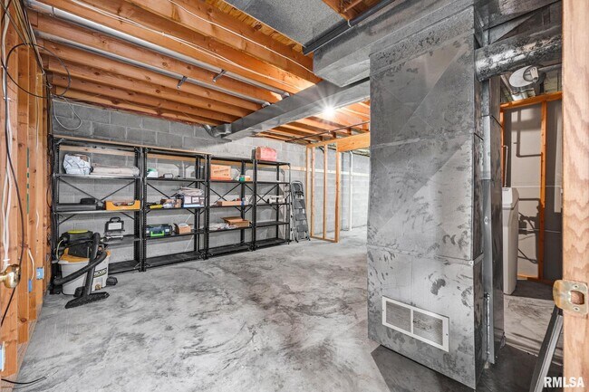 Building Photo - 2321 W Pintura Ct