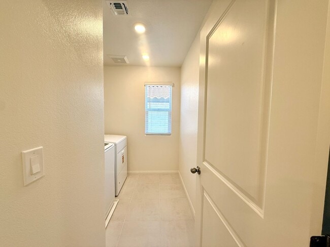 Building Photo - Modern 3BR Home - Prime Location