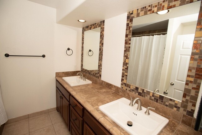 Building Photo - 2 Bedrooms | 2 Bathrooms | Shoppers Paradise