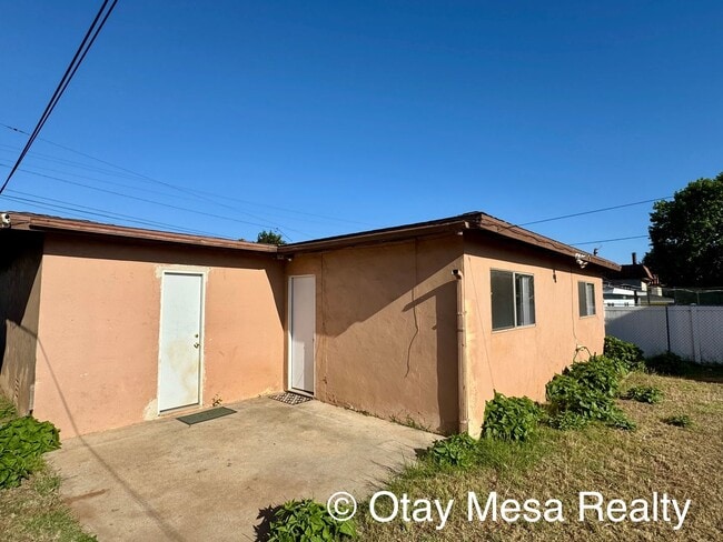 Building Photo - Charming 2-Bedroom Home with Expansive Out...