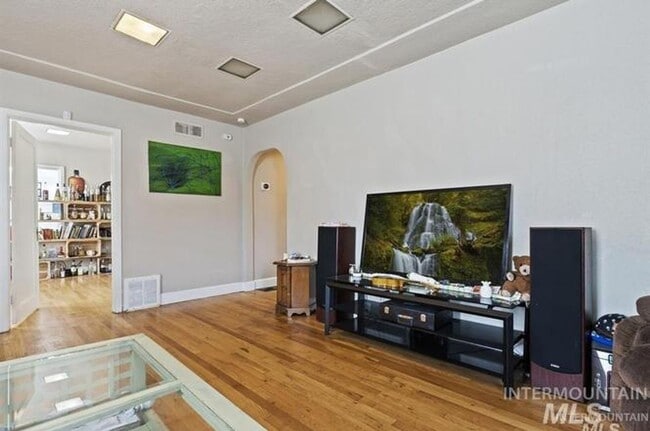 Building Photo - Top unit of Duplex