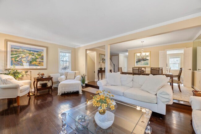 Building Photo - 4 Bedroom, 3.5 Bath Furnished Townhouse Available