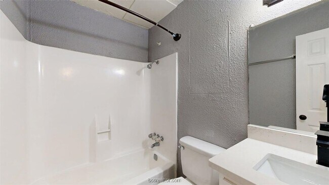 Building Photo - 1524 Pine Ridge Dr