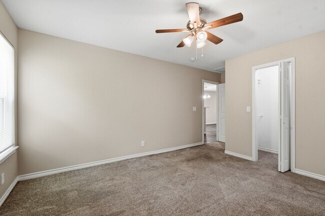 Building Photo - 4 Bedroom 2 Bath + Updated