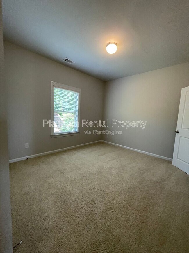 Building Photo - 1825 Dahlia Dr