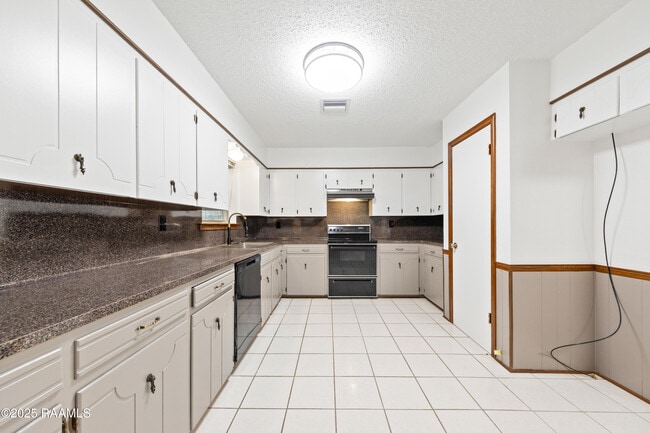 Building Photo - 102 Wisteria Dr