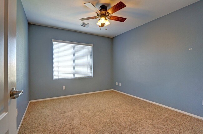 Building Photo - Wonderful 4 Bedroom Home!