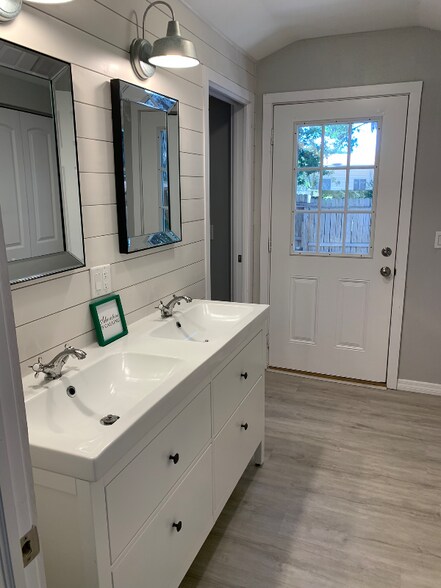 Building Photo - 1116 17th St W