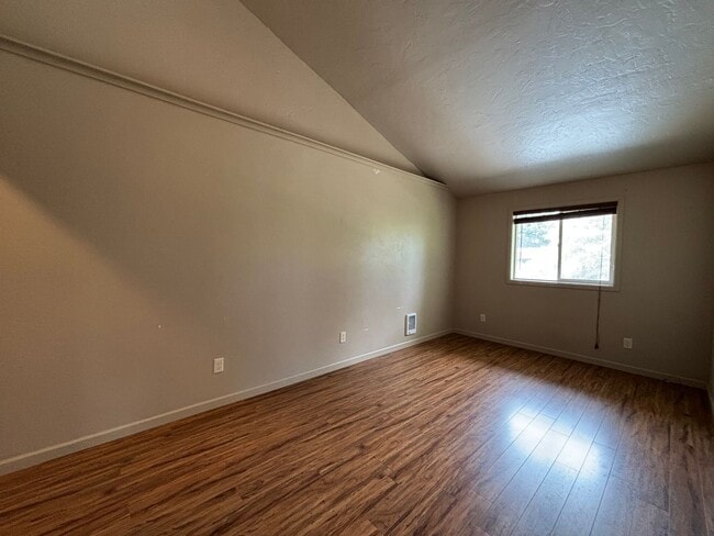Building Photo - 1402 S Willson Ave