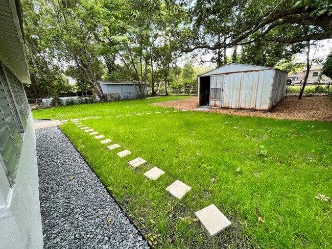 Building Photo - 817 Rosalia Dr