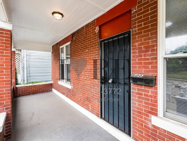 Building Photo - 806 Sullivant Ave