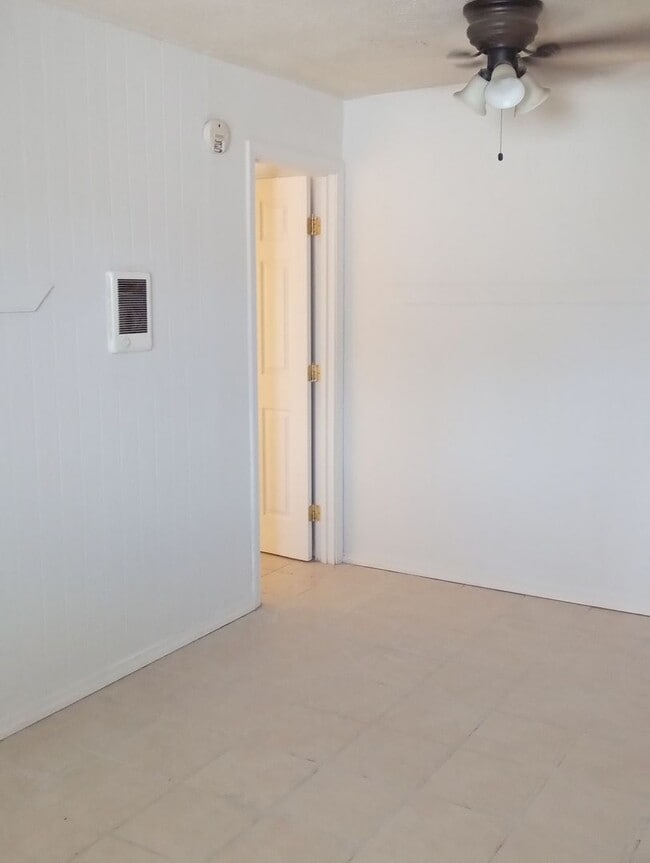 Building Photo - 1BR, 1BA -  w/yard with gate access SHOWIN...