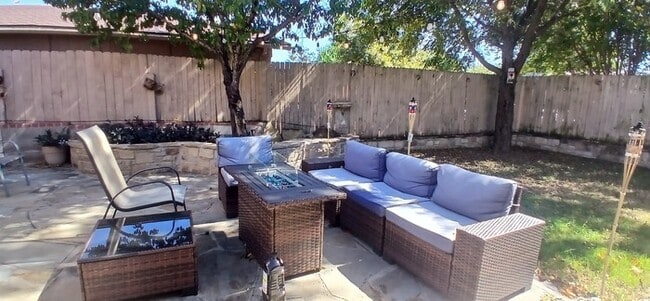 Building Photo - Move-In Ready Dallas Gem — 4 Bedrooms, 2 L...