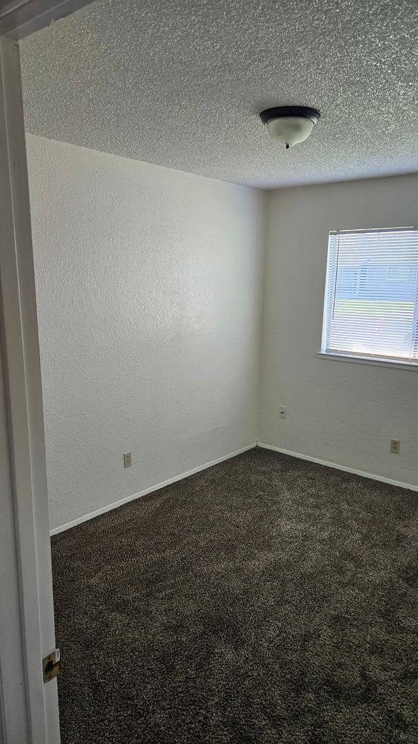 Building Photo - Spacious 3 bedroom with large backyard